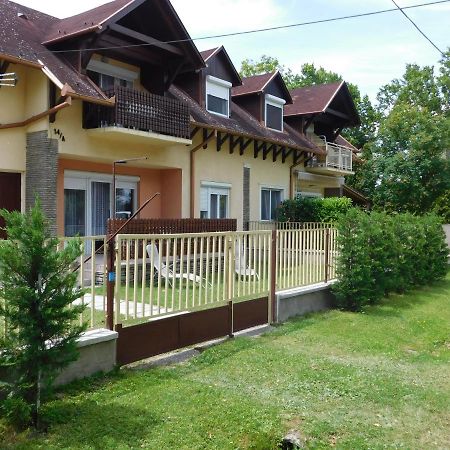 Апартаменты Balatonpart-Lak Балатонфеньвеш Экстерьер фото