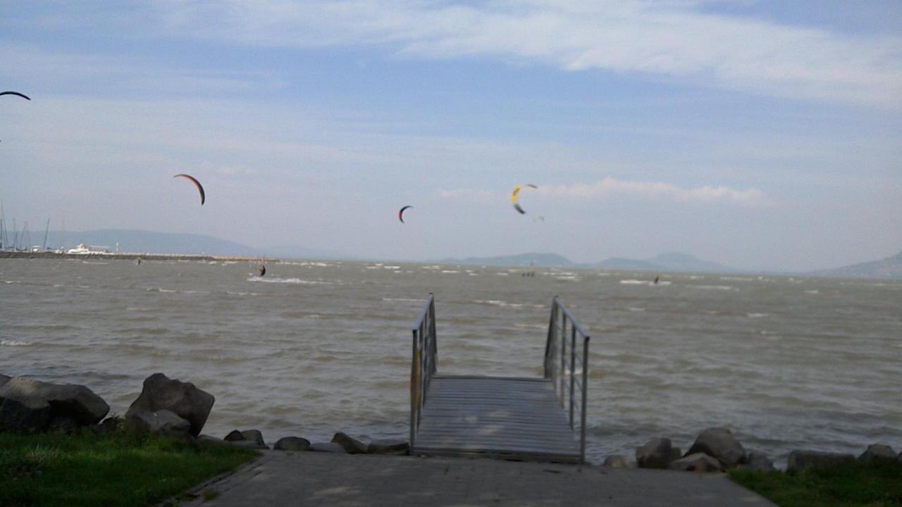 Апартаменты Balatonpart-Lak Балатонфеньвеш Экстерьер фото